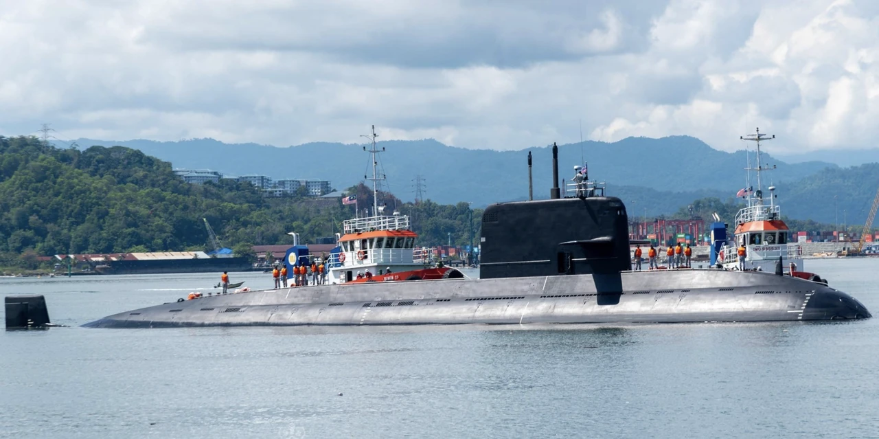 PNS/M Hangor alongside a harbour, from Quwa’s submarine-program imagery.