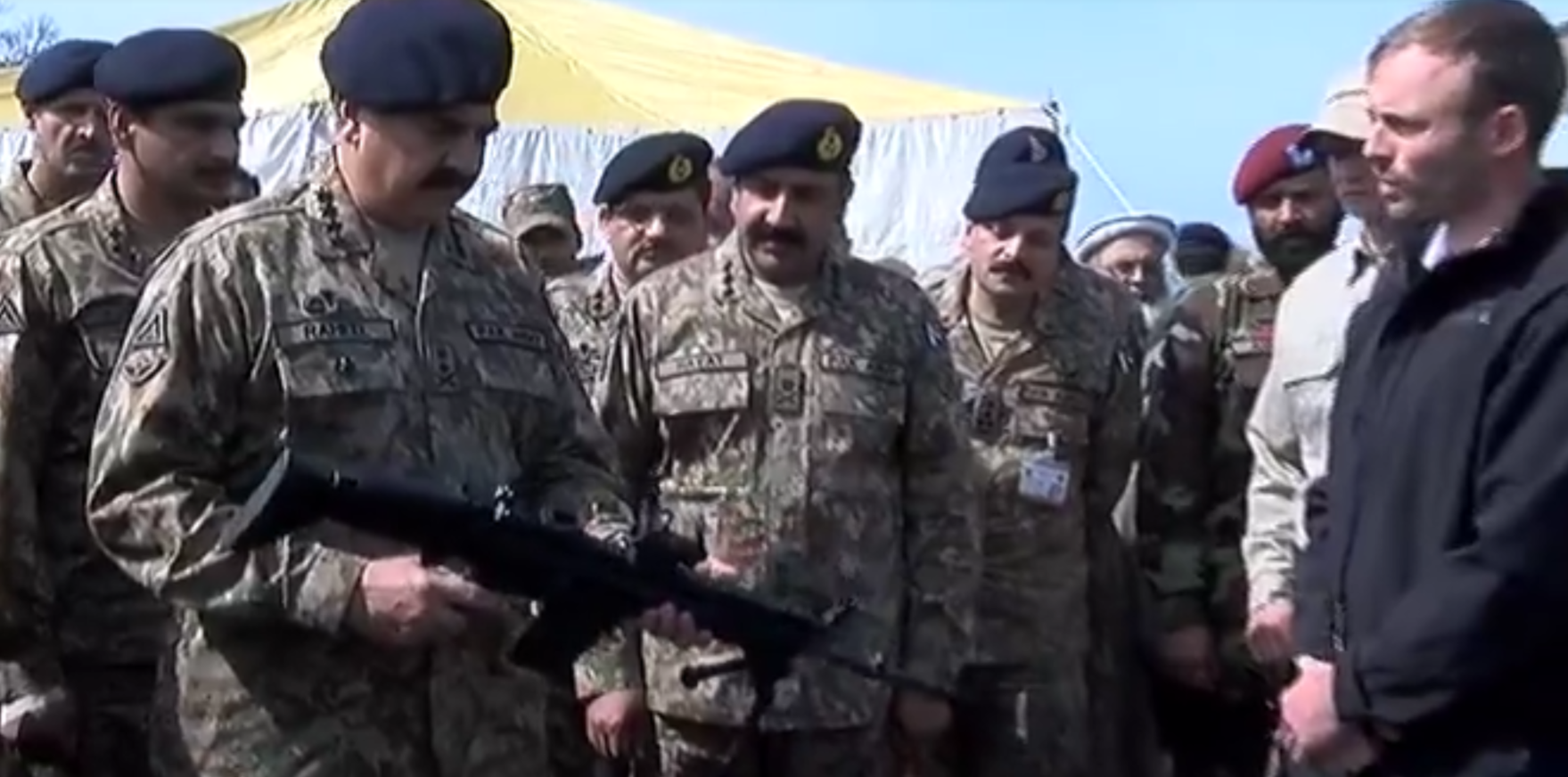 COAS Gen. Sharif holding a FN SCAR