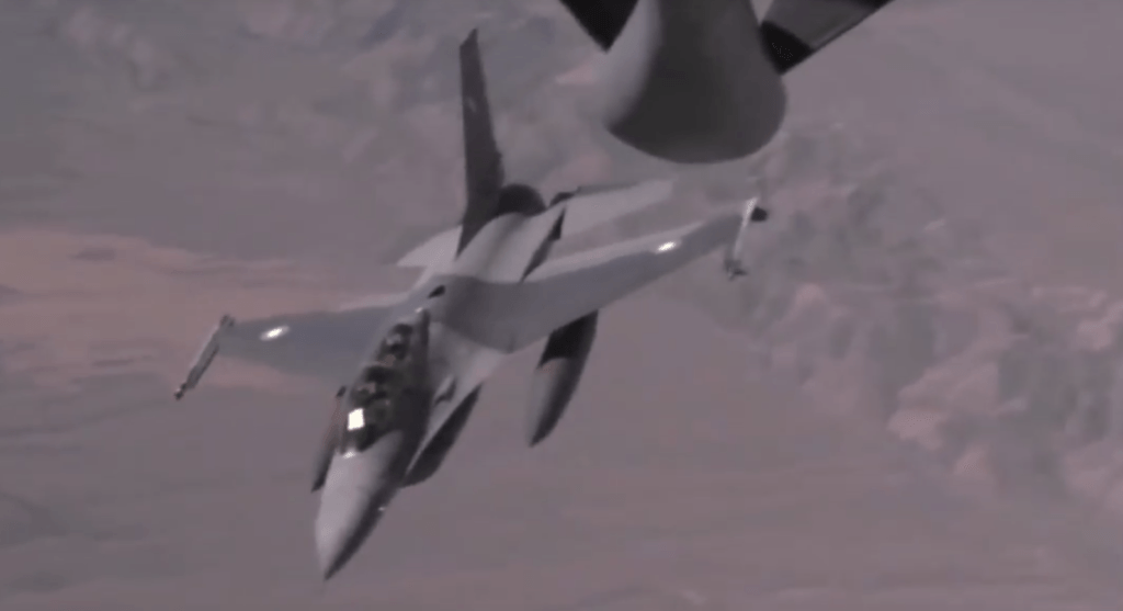 pakistan-f-16-refuelling-2013 - Quwa