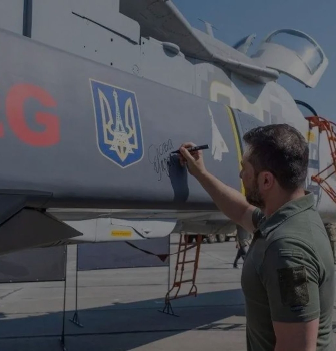 Photo of the Ukrainian president overseeing a fighter equipped with the SCALP cruise missile.