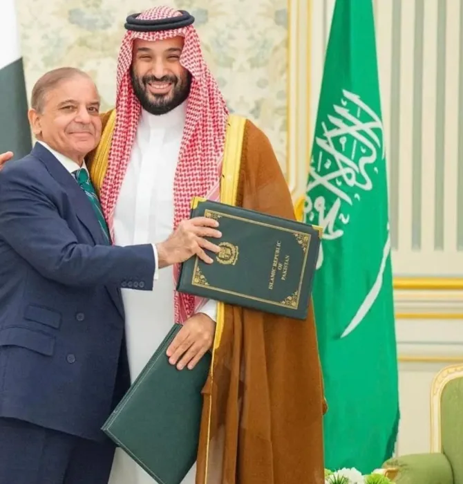 Photo of Pakistani prime minister Shehbaz Sharif with Saudi crown price Muhammad bin Salman after signing a defence agreement.