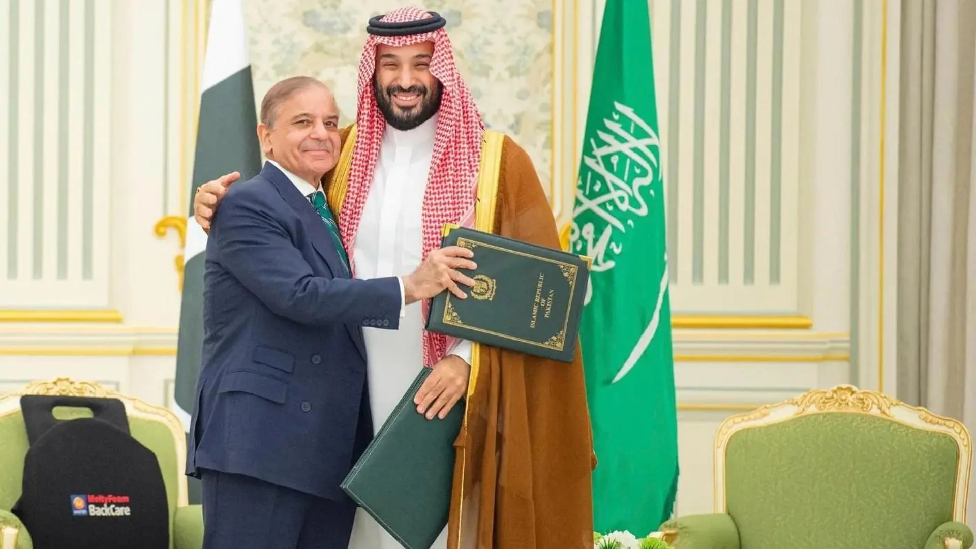 Photo of Pakistani prime minister Shehbaz Sharif with Saudi crown price Muhammad bin Salman after signing a defence agreement.