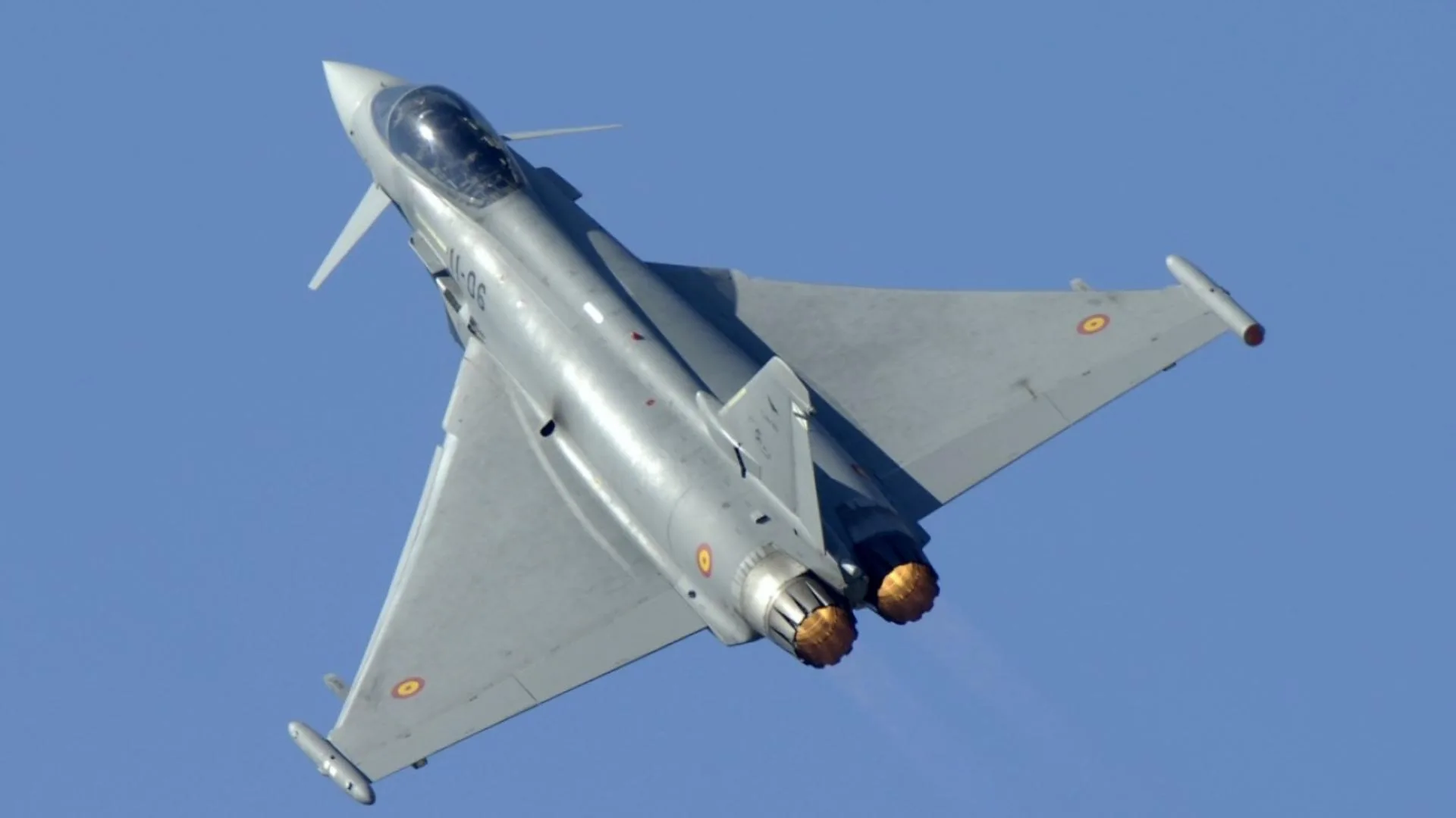 Photo of a Eurofighter Typhoon flying in the skies.