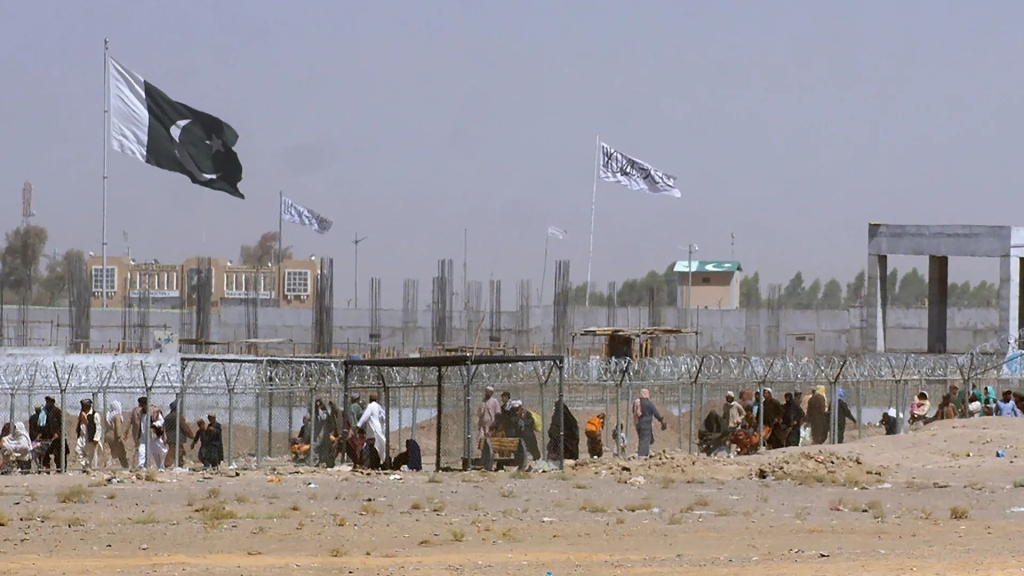 Photo of a fenced area of the Pakistan-Afghanistan border.