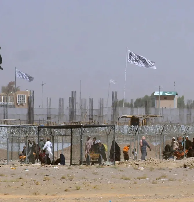Photo of a fenced area of the Pakistan-Afghanistan border.