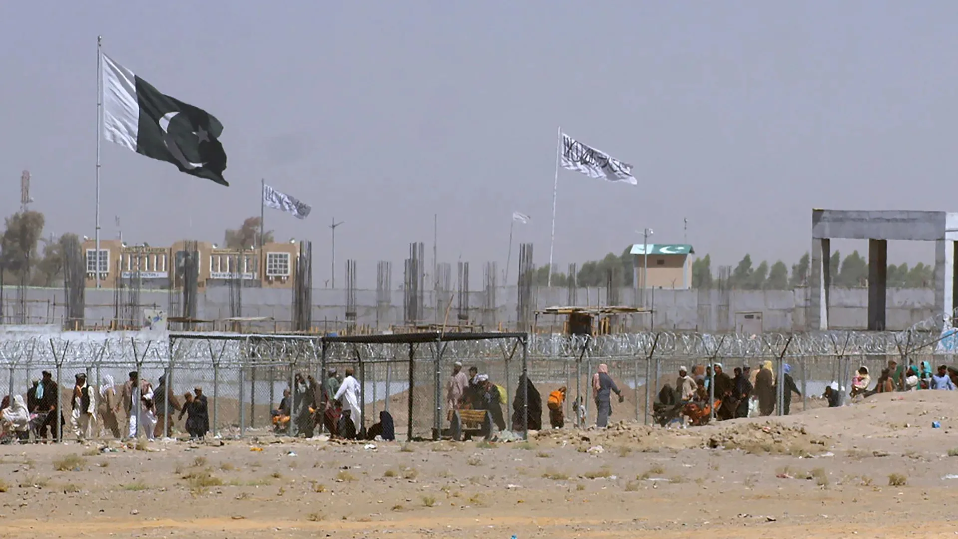 Photo of a fenced area of the Pakistan-Afghanistan border.