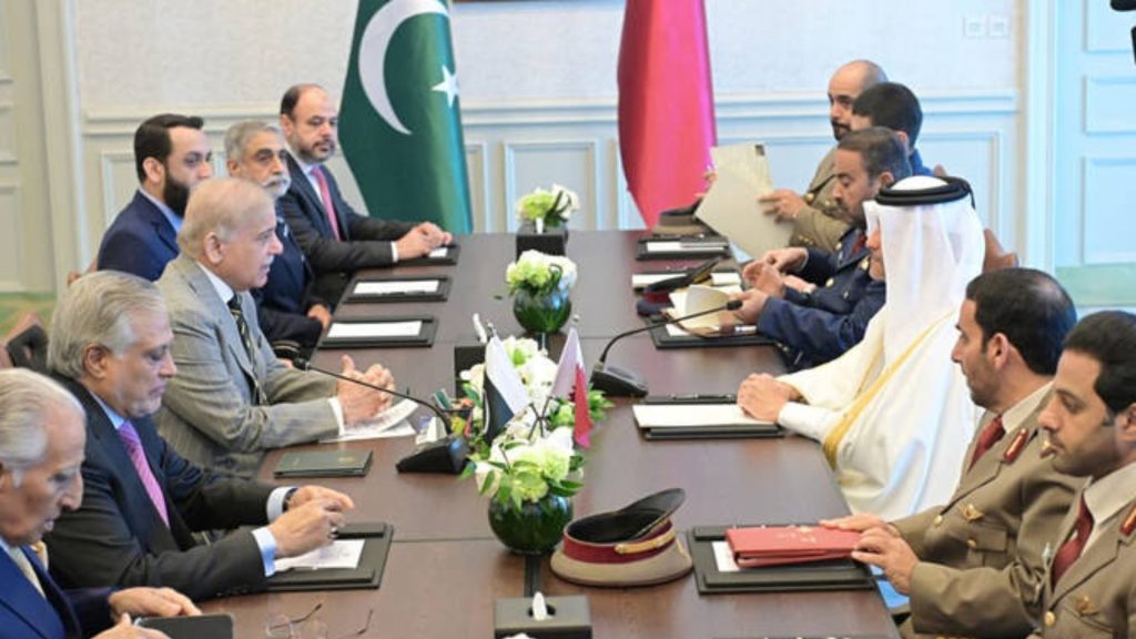 Photo of Pakistani and Qatari officials. Photo used as a hero image for an article on Pakistani and Qatari defence ties.