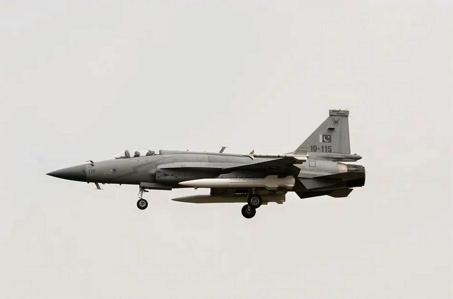 CM-400AKG air-launched quasi-ballistic missile displayed alongside a JF-17 Thunder at a Chinese defence exhibition