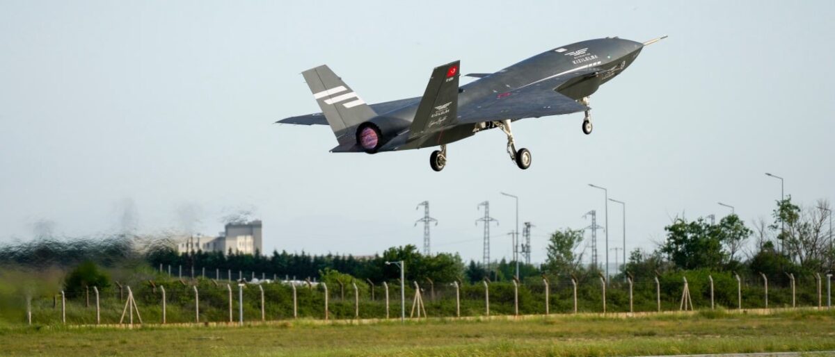 Leonardo M-346 jet and Baykar Bayraktar Kızılelma uncrewed combat aircraft during K-SWARM teaming trials.