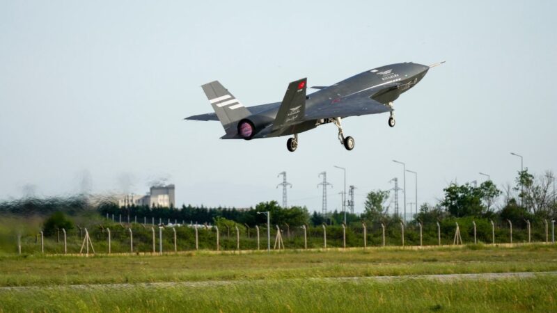 Leonardo M-346 jet and Baykar Bayraktar Kızılelma uncrewed combat aircraft during K-SWARM teaming trials.