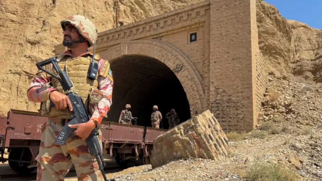 Photo of a Pakistani soldier standing guard.