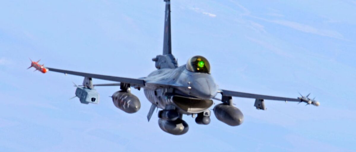 A Turkish Air Force F-16 carrying the Roketsan SOM. The SOM-B1T configuration swaps the missile's French Microturbo TR-40 turbojet for Kale's indigenous KTJ-3200.