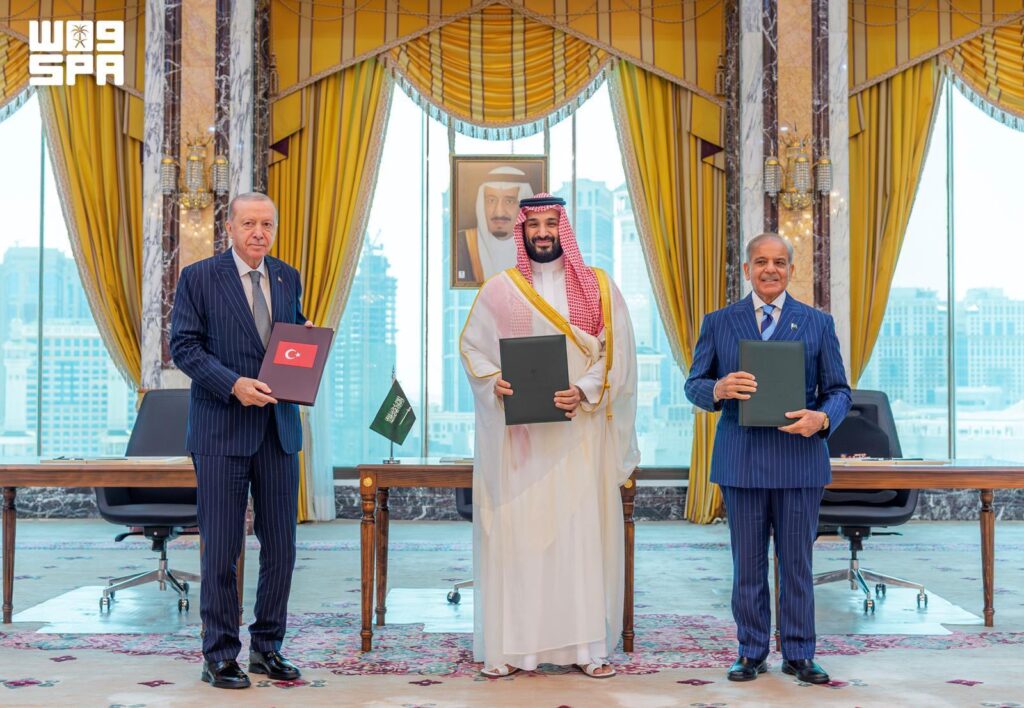 Saudi Crown Prince Mohammed bin Salman, Turkish President Recep Tayyip Erdoğan and Pakistani Prime Minister Muhammad Shehbaz Sharif sign the Makkah Joint Defence Agreement at Al-Safa Palace in Makkah on 07 August 2026.
